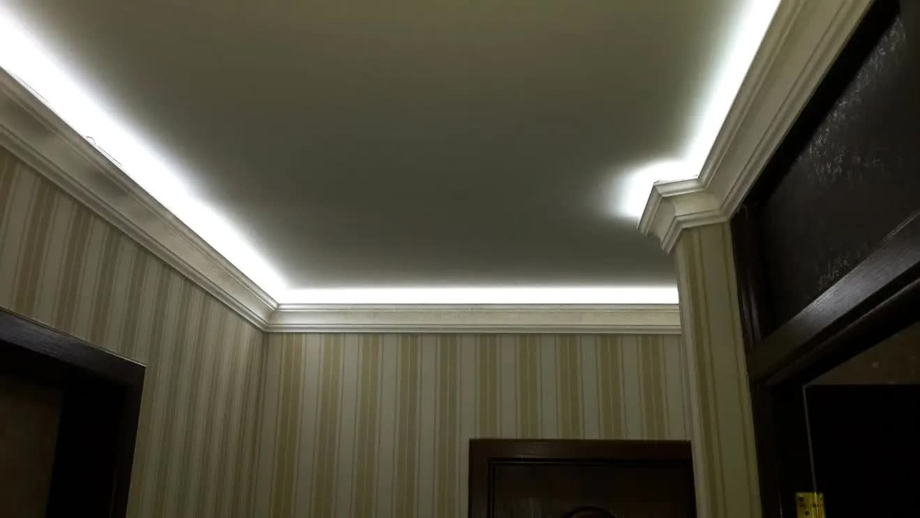 подсветка за карнизом на потолок